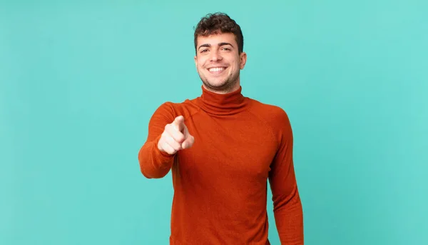 Hombre Guapo Apuntando Cámara Con Una Sonrisa Satisfecha Segura Amistosa —  Fotos de Stock