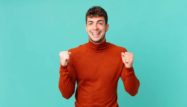 Yakışıklı Adam Şoke Olmuş Heyecanlı Mutlu Gülüyor Başarıyı Kutluyor — Stok fotoğraf
