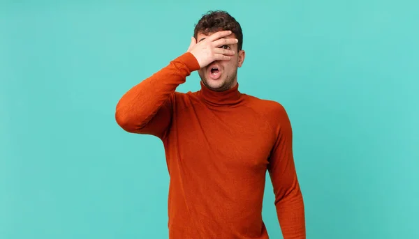 Hombre Guapo Sorprendido Asustado Aterrorizado Cubriendo Cara Con Mano Mirando —  Fotos de Stock