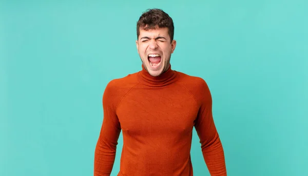 Hombre Guapo Gritando Agresivamente Mirando Muy Enojado Frustrado Indignado Molesto — Foto de Stock