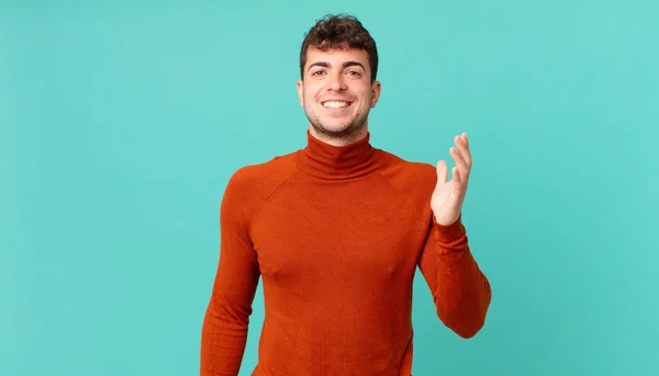 Hombre Guapo Sintiéndose Feliz Sorprendido Alegre Sonriendo Con Actitud Positiva —  Fotos de Stock