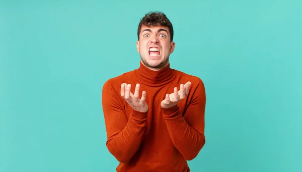 Hombre Guapo Buscando Desesperado Frustrado Estresado Infeliz Molesto Gritando Gritando — Foto de Stock