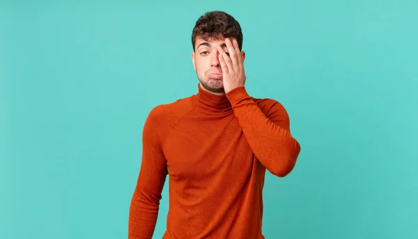 Hombre Guapo Sentirse Aburrido Frustrado Soñoliento Después Una Tarea Aburrida — Foto de Stock