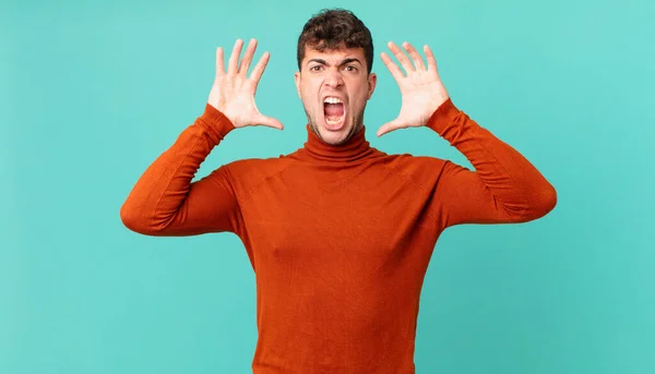 Yakışıklı Adam Elleri Havada Bağırıyor Öfkeli Sinirli Stresli Üzgün — Stok fotoğraf