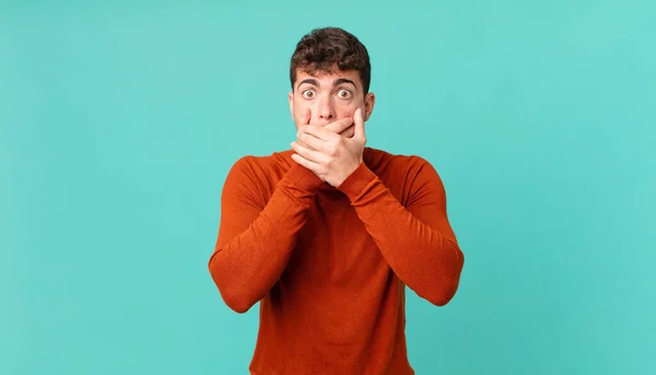 Stilig Man Täcker Munnen Med Händer Med Ett Chockat Överraskande — Stockfoto