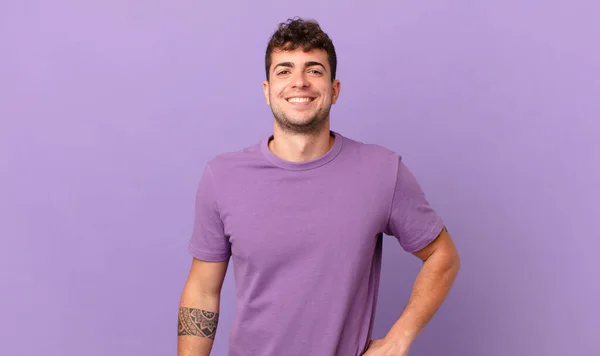 Hombre Guapo Sonriendo Felizmente Con Una Mano Cadera Actitud Segura —  Fotos de Stock