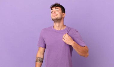 Yakışıklı adam kibirli, başarılı, pozitif ve gururlu görünüyor, kendini gösteriyor.