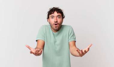 İspanyol yakışıklı adam ağzı açık ve şaşırmış, şok olmuş ve hayrete düşmüş inanılmaz bir sürprizle