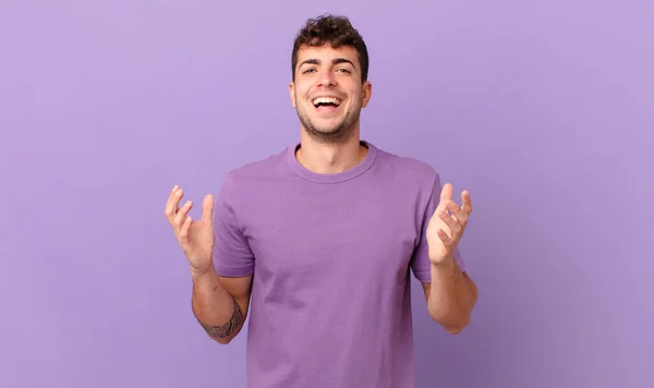 Homem Bonito Sentindo Feliz Animado Surpreso Chocado Sorrindo Surpreso Com — Fotografia de Stock