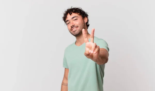 Hispanische Gutaussehende Mann Lächelt Und Sieht Glücklich Unbeschwert Und Positiv — Stockfoto