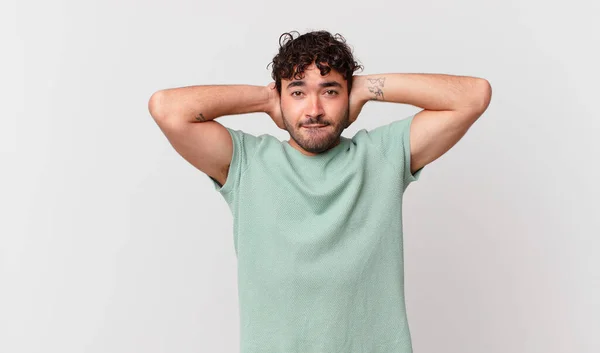 Hispanic Stilig Man Känner Sig Stressad Orolig Orolig Eller Rädd — Stockfoto