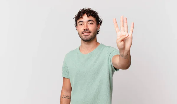 Spanyol Yakışıklı Adam Gülümsüyor Arkadaş Canlısı Görünüyor Elleri Önde Geriye — Stok fotoğraf