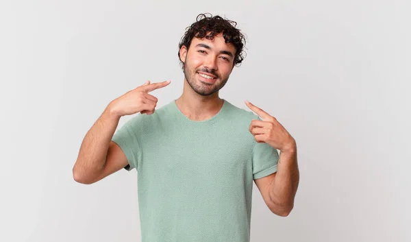 Hispanic Knappe Man Glimlachend Zelfverzekerd Wijzend Naar Eigen Brede Glimlach — Stockfoto