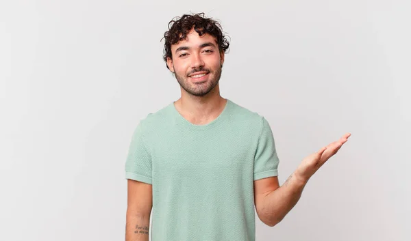 Homem Bonito Hispânico Sentindo Feliz Surpreso Alegre Sorrindo Com Atitude — Fotografia de Stock