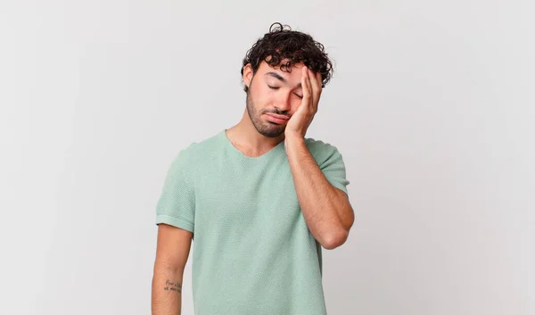 Latin Jóképű Férfi Unatkozik Frusztrált Álmos Után Fárasztó Unalmas Unalmas — Stock Fotó