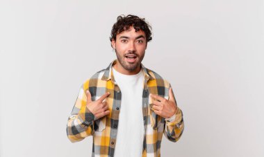İspanyol yakışıklı adam mutlu, şaşkın ve gururlu, heyecanlı, şaşkın bakışlarıyla kendini işaret ediyor.