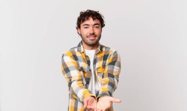 İspanyol yakışıklı, güler yüzlü, arkadaş canlısı, kendinden emin, olumlu bakışlı, bir nesne ya da konsept sunan ve gösteren bir adam.