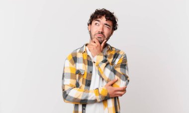 İspanyol yakışıklı düşünen, kuşkulu ve kafası karışık, farklı seçenekleri olan, hangi kararı vereceğini merak eden bir adam.