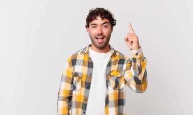 İspanyol yakışıklı bir adam bir fikri fark ettikten sonra mutlu ve heyecanlı bir dahi gibi hisseder, neşeli bir şekilde parmağını kaldırır, eureka!