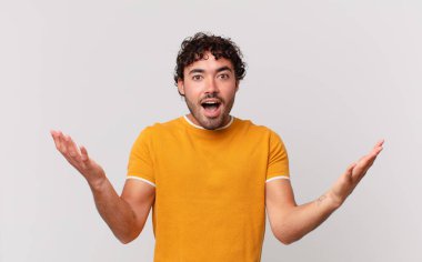 İspanyol yakışıklı adam mutlu, heyecanlı, şaşırmış ya da şok olmuş, gülümseyen ve hayrete düşmüş hissediyor.