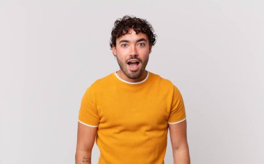 İspanyol yakışıklı adam şok olmuş ya da şaşırmış görünüyor, ağzı açık bir şekilde 