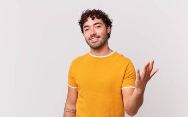 İspanyol yakışıklı adam mutlu, şaşırmış ve neşeli, pozitif bir tavırla gülümseyen, bir çözüm ya da fikir gerçekleştiren
