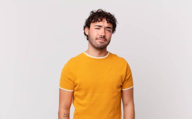 İspanyol yakışıklı bir adam üzgün ve mızmız, mutsuz bir bakışla, olumsuz ve hayal kırıklığına uğramış bir tavırla ağlıyor.