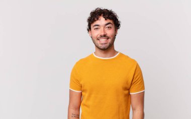 İspanyol yakışıklı adam mutlu ve hoş bir şekilde şaşırmış görünüyor. Büyülenmiş ve şok olmuş bir ifadeyle heyecanlanıyor.