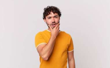 İspanyol yakışıklı, ağzı ve gözleri sonuna kadar açık ve eli çenesinde, hoş olmayan bir şok geçiriyor, ne ya da vay canına diyor.