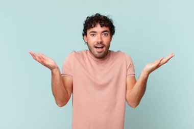 İspanyol yakışıklı adam mutlu, heyecanlı, şaşırmış ya da şok olmuş, gülümseyen ve hayrete düşmüş hissediyor.