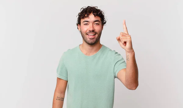 Hispânico Bonito Homem Sentindo Como Gênio Feliz Animado Depois Perceber — Fotografia de Stock