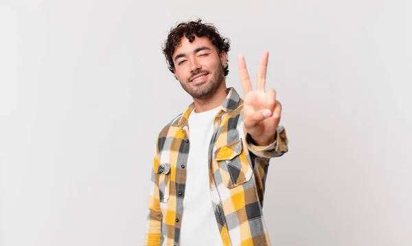 Hispánský Pohledný Muž Usmívá Vypadá Šťastně Bezstarostně Pozitivně Gestikuluje Vítězství — Stock fotografie