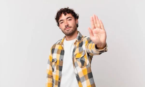 Hispânico Bonito Homem Olhando Sério Popa Descontente Irritado Mostrando Palma — Fotografia de Stock