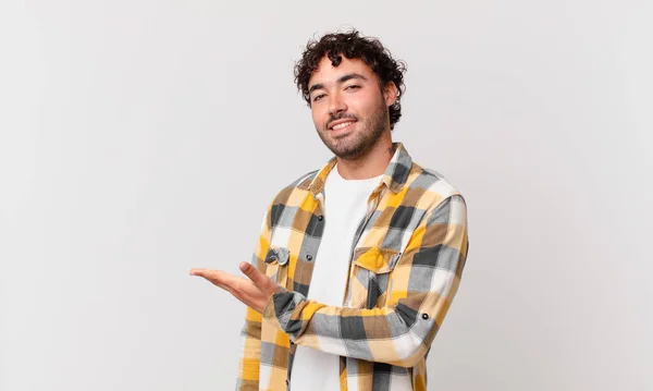 Hombre Guapo Hispano Sonriendo Alegremente Sintiéndose Feliz Mostrando Concepto Espacio —  Fotos de Stock