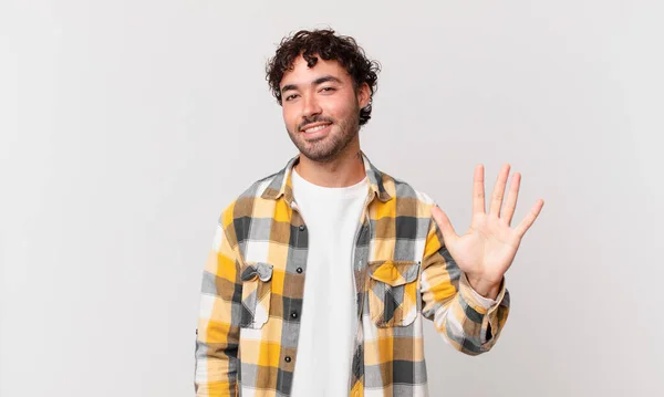 Hispánský Pohledný Muž Usmívá Vypadá Přátelsky Ukazuje Číslo Pět Nebo — Stock fotografie