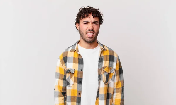 Hispanische Gutaussehende Mann Angewidert Und Irritiert Streckt Die Zunge Heraus — Stockfoto