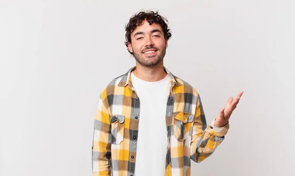 Homem Bonito Hispânico Sentindo Feliz Surpreso Alegre Sorrindo Com Atitude — Fotografia de Stock