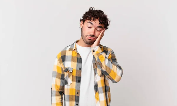 Hispanic Stilig Man Känner Uttråkad Frustrerad Och Sömnig Efter Tröttsam — Stockfoto