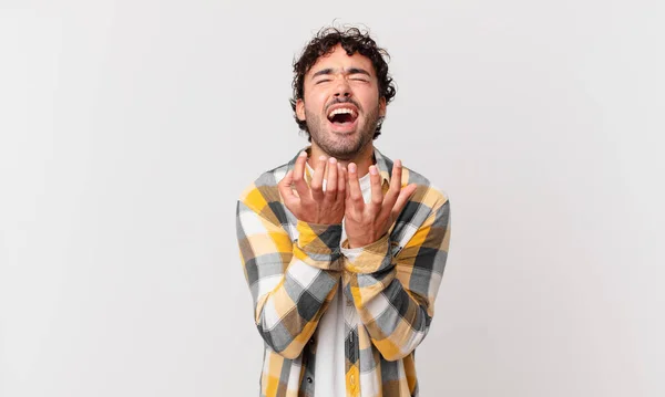 Hispânico Bonito Homem Olhando Desesperado Frustrado Estressado Infeliz Irritado Gritando — Fotografia de Stock