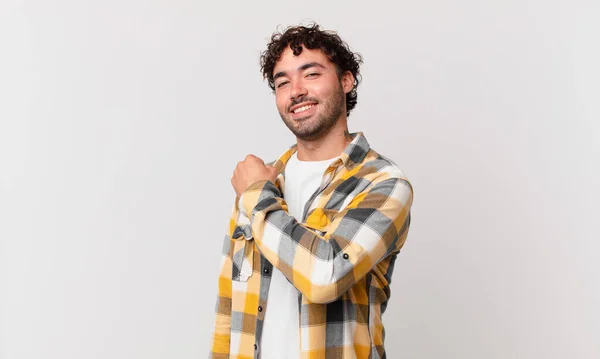 Hispanic Stilig Man Känner Sig Glad Positiv Och Framgångsrik Motiverad — Stockfoto