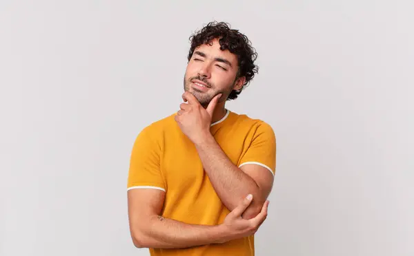 Hispânico Bonito Homem Sorrindo Feliz Sonhando Acordado Duvidar Olhando Para — Fotografia de Stock