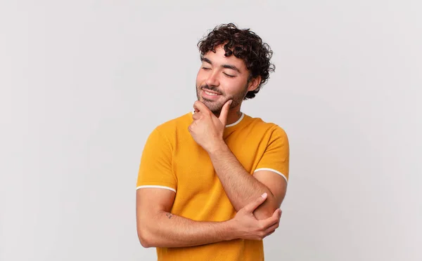 Hispanische Gutaussehende Mann Lächelt Mit Einem Glücklichen Selbstbewussten Gesichtsausdruck Mit — Stockfoto