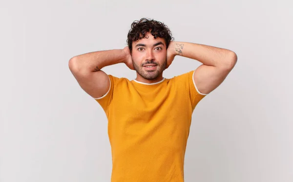 Hombre Guapo Hispano Sintiéndose Estresado Preocupado Ansioso Asustado Con Las — Foto de Stock