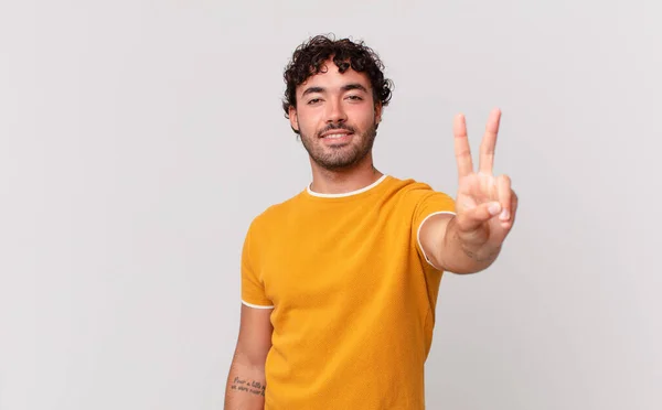 Hispánec Pohledný Muž Usmívá Vypadá Přátelsky Ukazuje Číslo Dvě Nebo — Stock fotografie