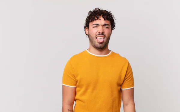 Hombre Guapo Hispano Sintiéndose Disgustado Irritado Sacando Lengua Detestando Algo — Foto de Stock