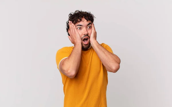 Hombre Guapo Hispano Sintiéndose Feliz Emocionado Sorprendido Mirando Lado Con —  Fotos de Stock