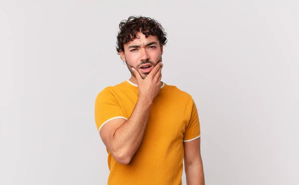 Hispanischer Gutaussehender Mann Mit Weit Geöffnetem Mund Und Augen Und — Stockfoto