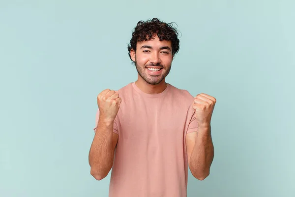 Hispanic Knappe Man Voelt Zich Geschokt Opgewonden Gelukkig Lachen Vieren — Stockfoto