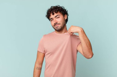 İspanyol yakışıklı adam kibirli, başarılı, pozitif ve gururlu görünüyor, kendini gösteriyor.