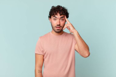 İspanyol yakışıklı adam şaşırmış, ağzı açık, şok olmuş, yeni bir düşünce, fikir ya da konsept keşfediyor.